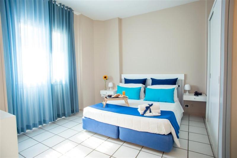 Hotel Lo Scoglio ปอร์โตเชซาเรโอ ภายนอก รูปภาพ