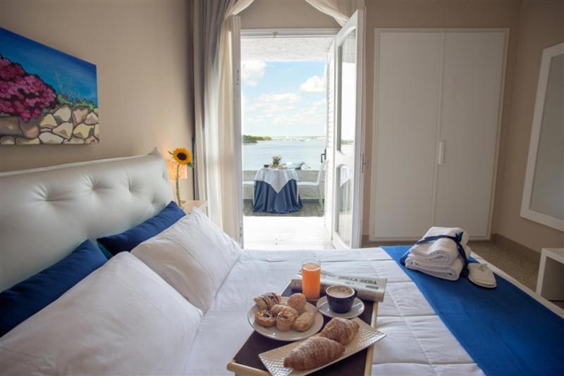 Hotel Lo Scoglio ปอร์โตเชซาเรโอ ภายนอก รูปภาพ