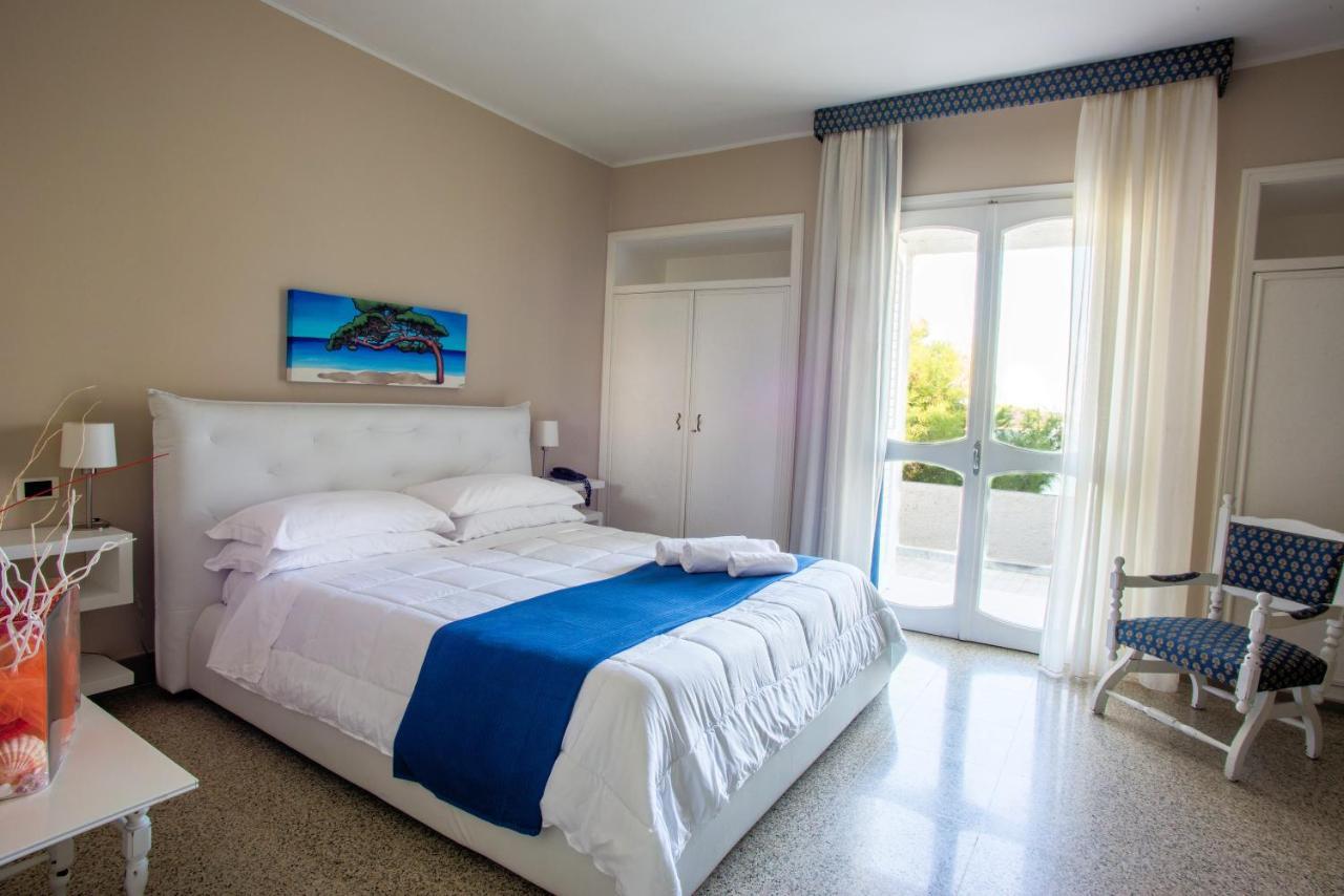 Hotel Lo Scoglio ปอร์โตเชซาเรโอ ภายนอก รูปภาพ