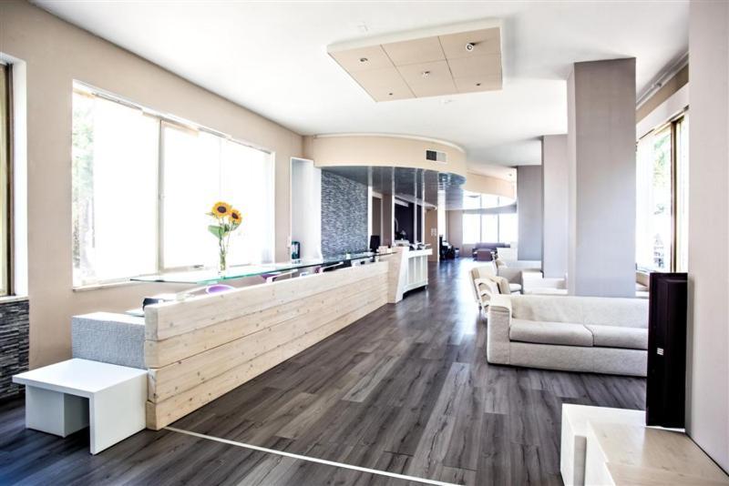 Hotel Lo Scoglio ปอร์โตเชซาเรโอ ภายนอก รูปภาพ