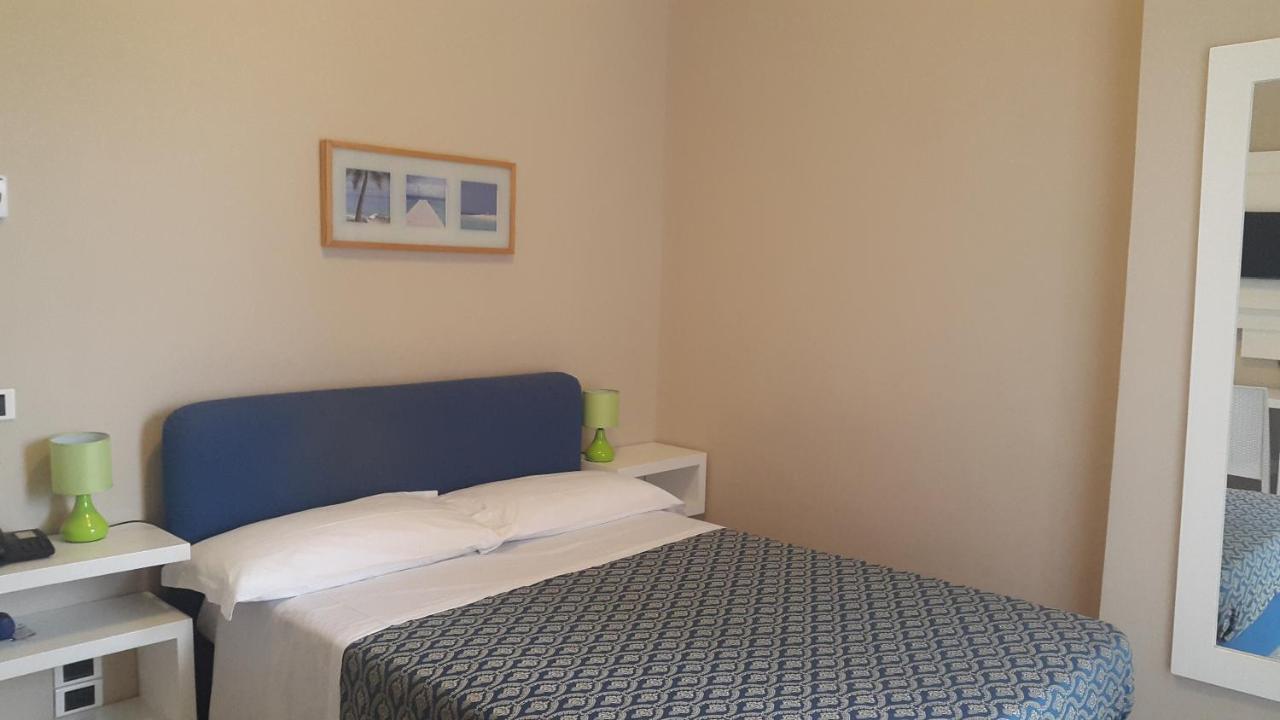Hotel Lo Scoglio ปอร์โตเชซาเรโอ ห้อง รูปภาพ